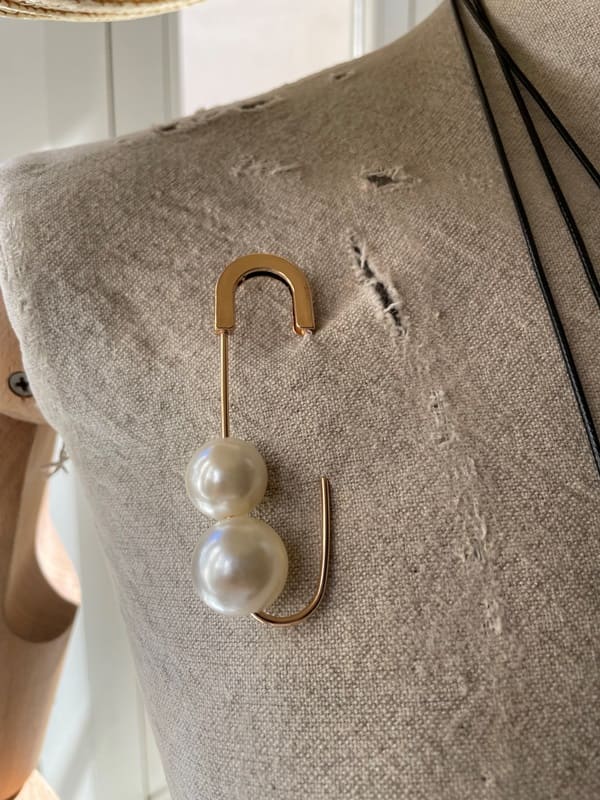 Broche Imperdible Dorado con Perlas