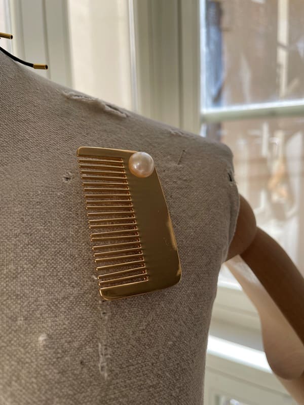 Broche Peine Dorado con Perla