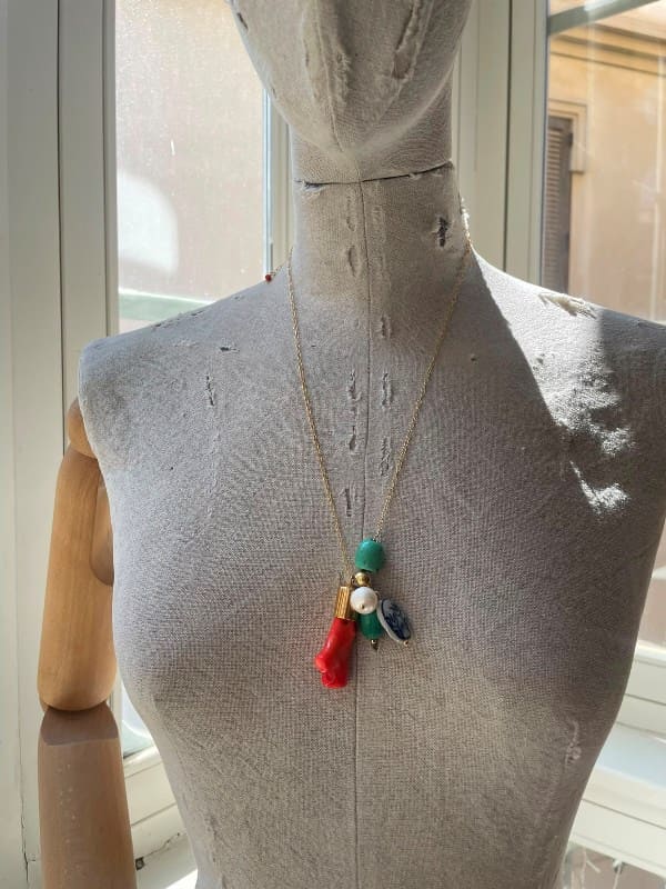 Collar de cadena dorada con charms