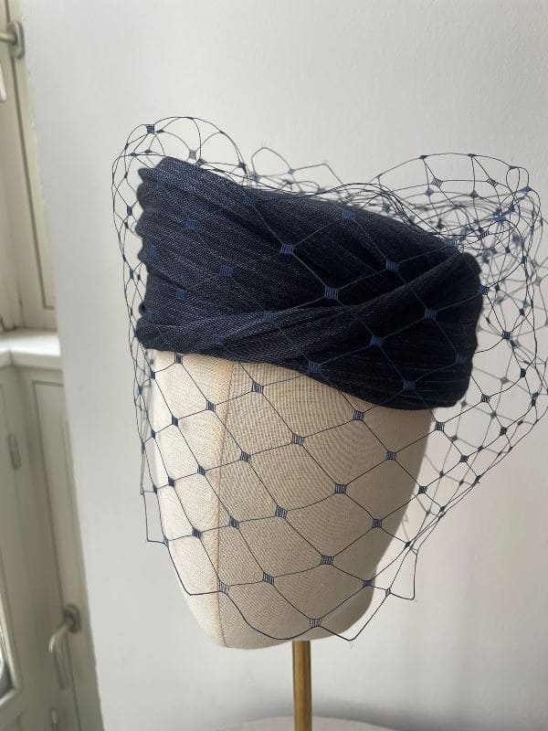 Casquete sinamay seda Azul Marino con Redecilla