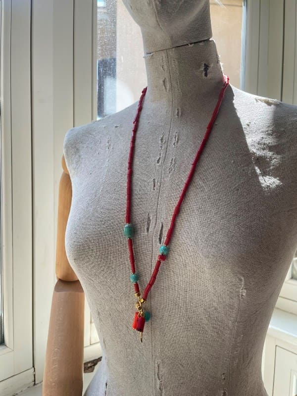 Collar de tubitos rojos