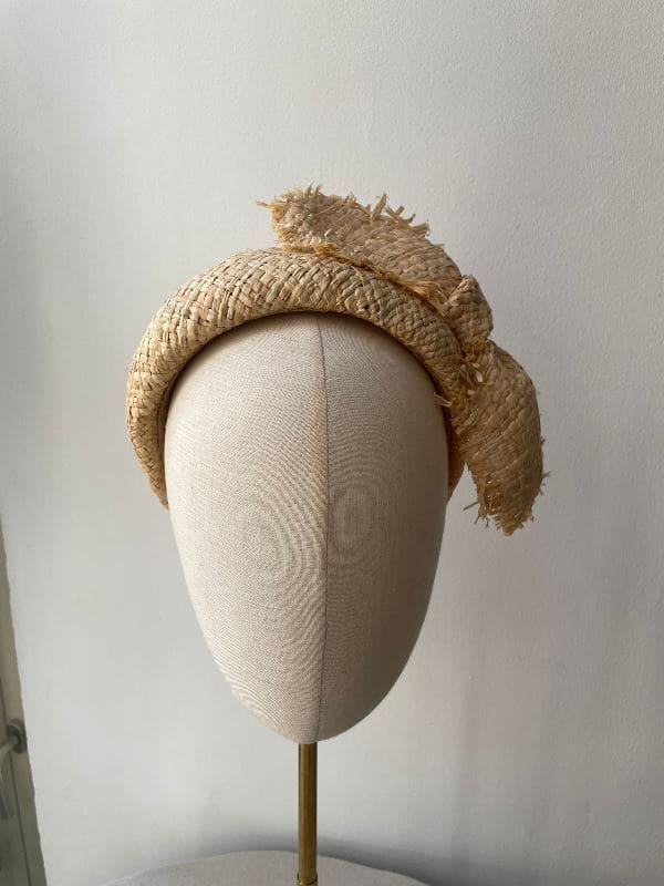 Diadema de Rafia Natural con Lazo Artesanal