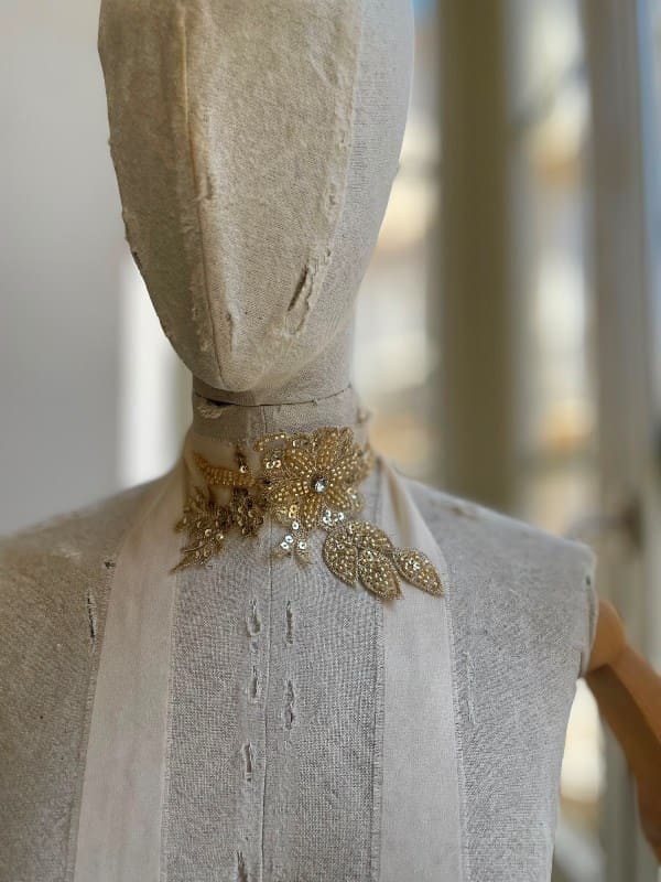 Choker pedrería y cinta de gasa