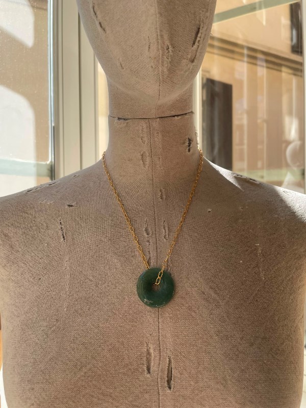 Gargantilla con colgante de jade verde y cadena dorada artesanal