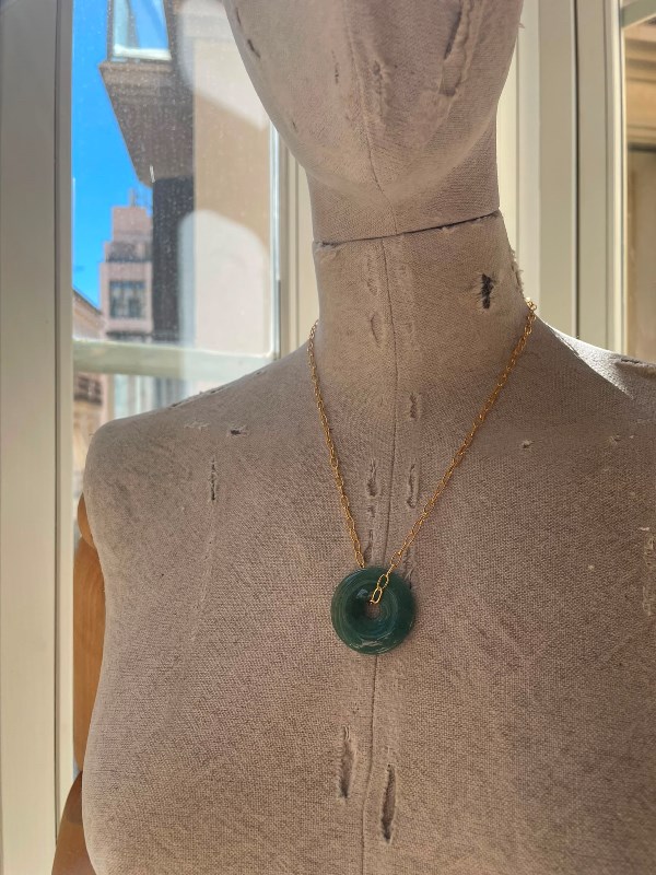 Gargantilla con colgante de jade verde y cadena dorada artesanal - Imagen 2