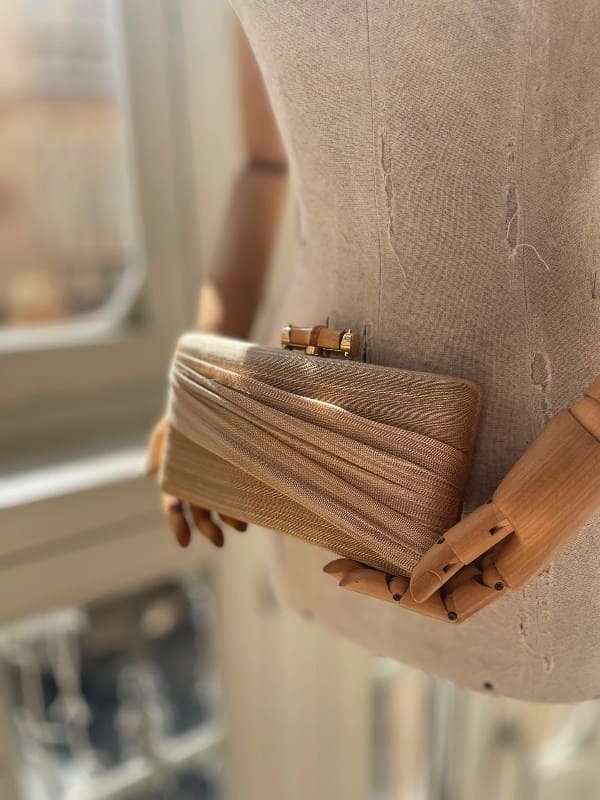 Clutch Plisado Beige con Cierre Dorado
