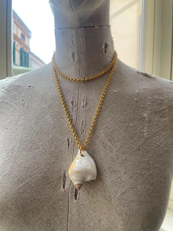Collar de Caracola Natural con Cadena Dorada