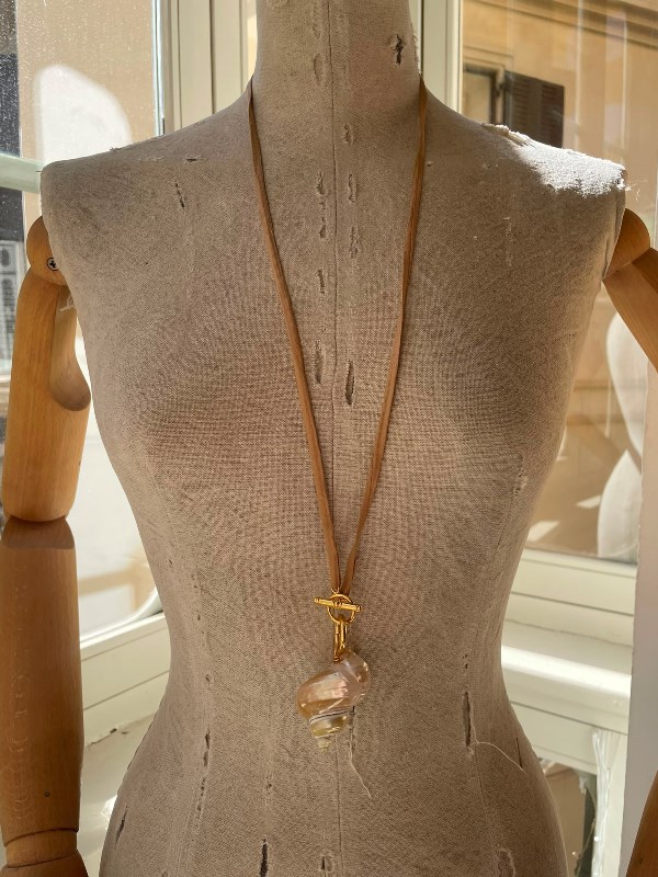 Collar de Seda con Caracola Natural