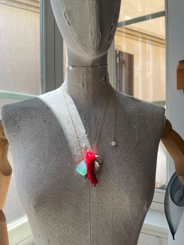 Collar artesanal con coral, calcedonia y caracola natural