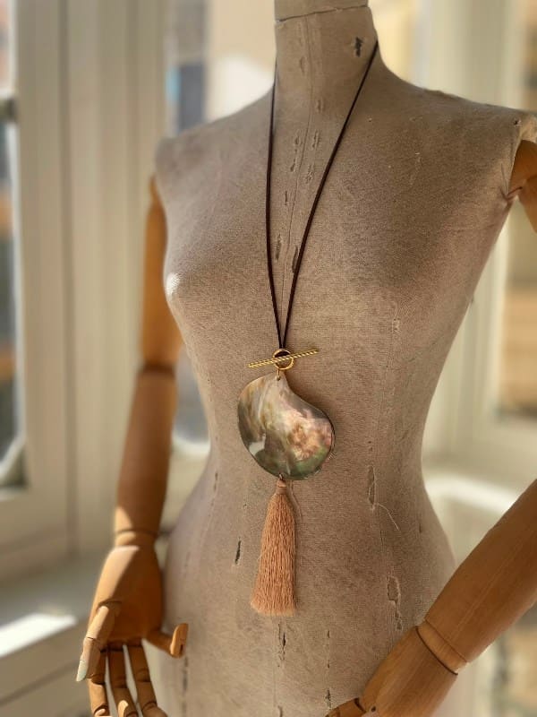 Collar con Concha de Nácar y Borla Beige