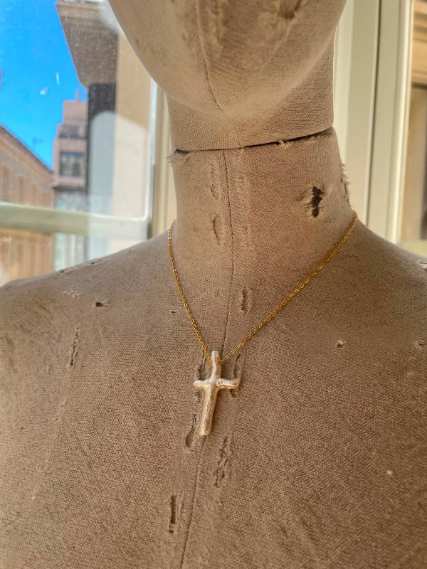 Gargantilla Cruz de Nácar con Cadena Dorada