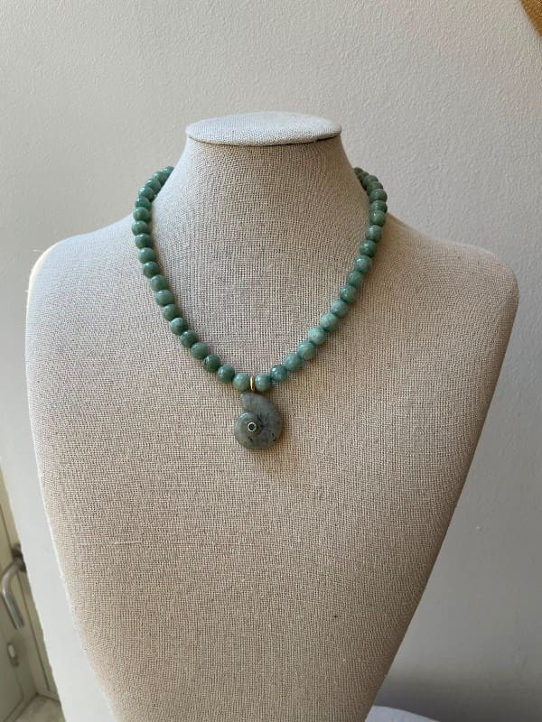 Gargantilla de jade con caracola