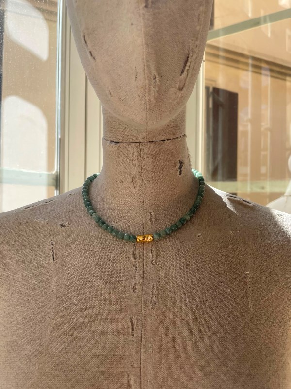 Gargantilla de jade verde con pieza central dorada artesanal