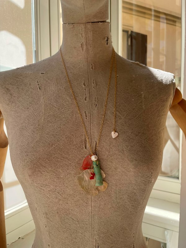 Collar con charms de nácar